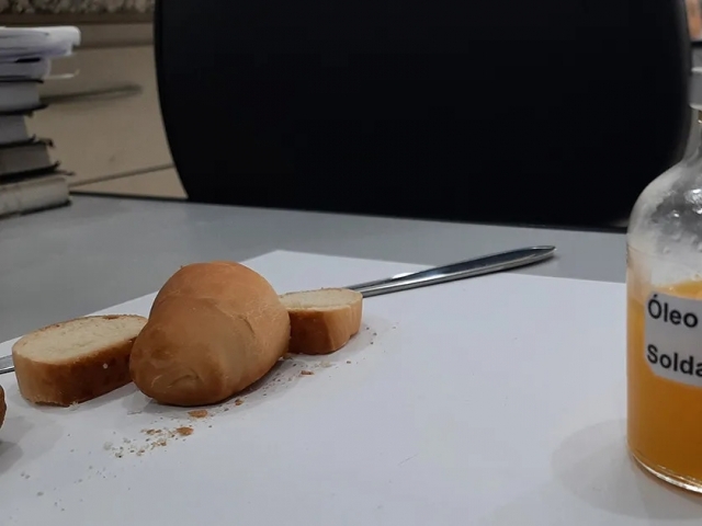 Salsichas feitas com farinha e óleo de mosca