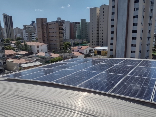 Uma das tecnologias utilizadas são as placas fotovoltaicas que diferente dos aquecedores solares