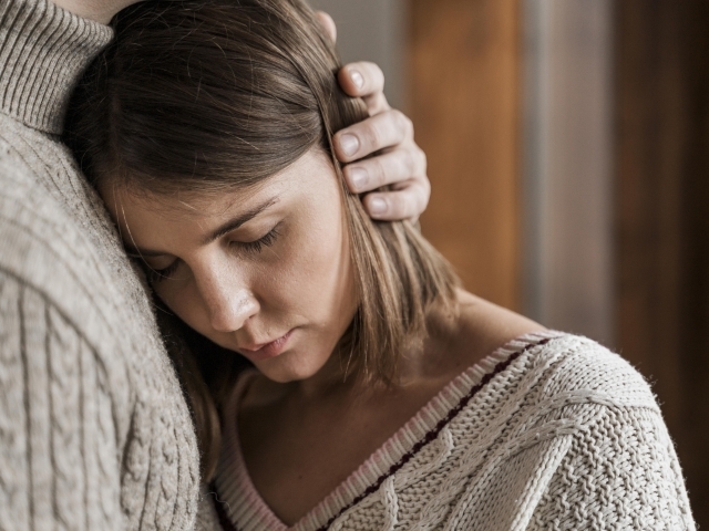 A dependência emocional é um estado em que uma pessoa se encontra em um relacionamento de total dependência, buscando sentido de identidade através do relacionamento
