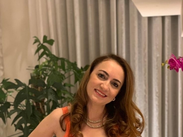 Leiliane, proprietária da Perfumaria La France