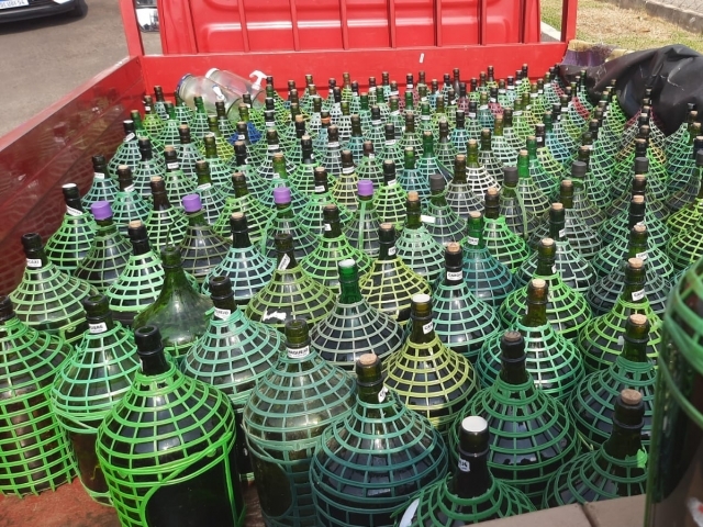Ao todo 181 garrafões de bebidas alcoólicas e mais 7 garrafas de melaço de cana foram apreendidos