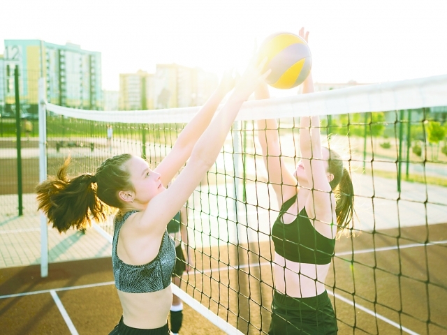 1. O voleibol é um esporte praticado entre duas equipes numa