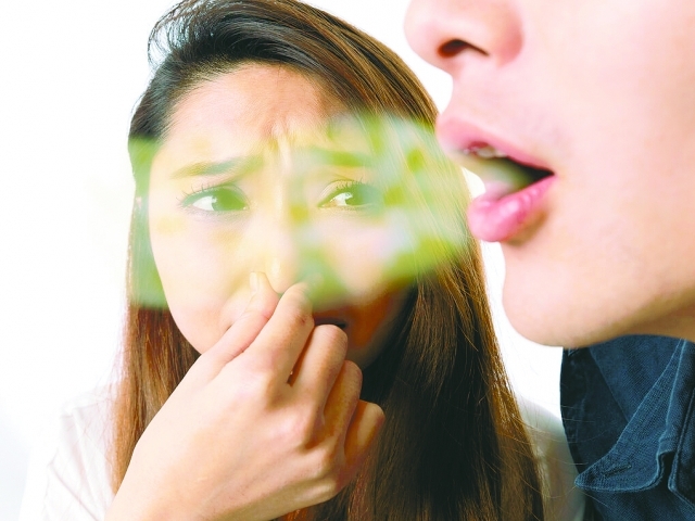 A halitose é um odor desagradável persistente mesmo após escovar os dentes, passar fio dental e utilizar enxaguante bucal