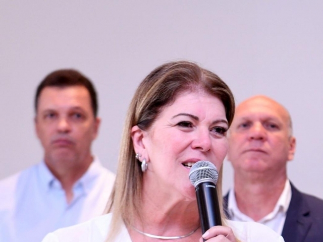 A primeira dama e secretária de Cultura, Tânia Castanho, representando o prefeito Nilson Gaspar