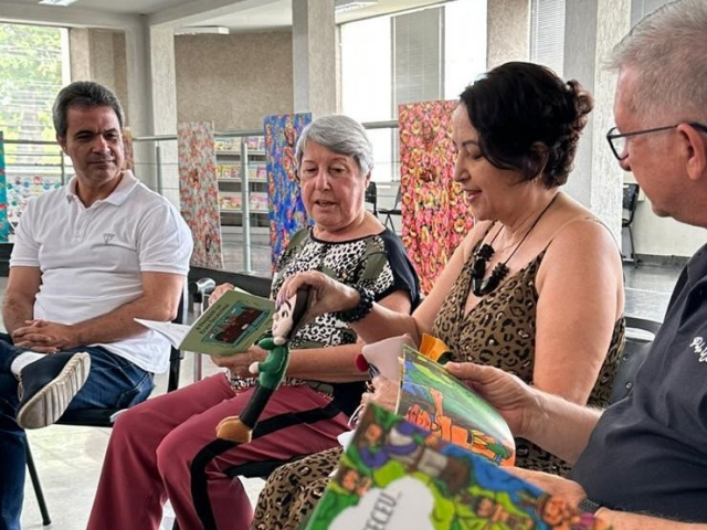 Cynara Lenzi Veronezi foi a convidada do mês no ‘Momento Literário’