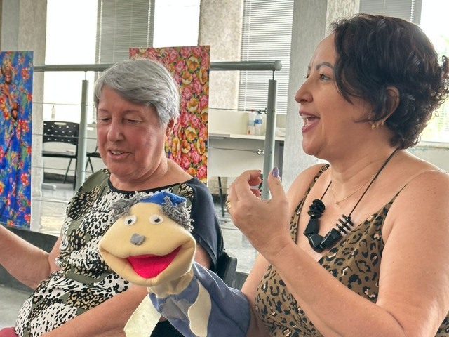 Ao longo da sua apresentação, a escritora mostrou uma série de bonecos que tem usado nas suas palestras nas escolas