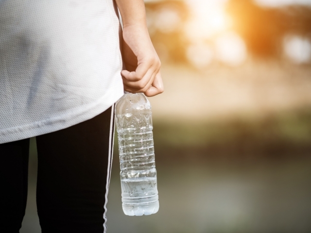 Nutróloga Gisele destaca a importância de ingerir água constantemente e em bastante quantidade