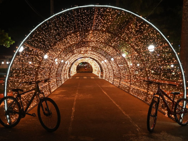 Durante o trajeto do passeio ciclístico urbano, será possível pedalar pelos principais locais decorados com iluminação natalina na cidade