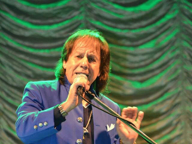 Cantor Roberto Guimarães interpreta as canções do ídolo desde a adolescência