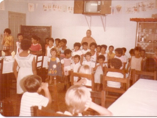 Fiori Amantéa com as crianças do Lar de Jesus no refeitório