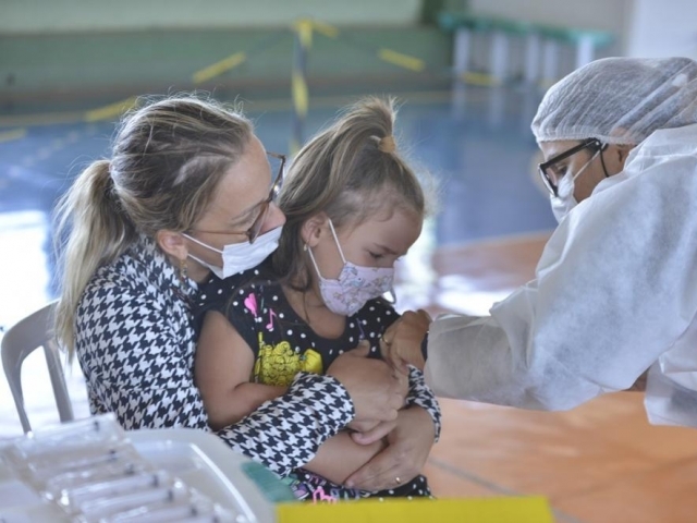 Crianças de 6 meses a 4 anos, 11 meses e 29 dias deverão receber o esquema vacinal com três doses