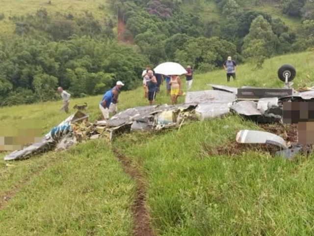 Destroços do avião que caiu no domingo, em Itapeva (MG)