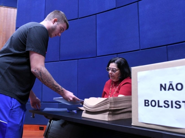 Ao todo mais de 630 estudantes receberão auxílio financeiro da Prefeitura