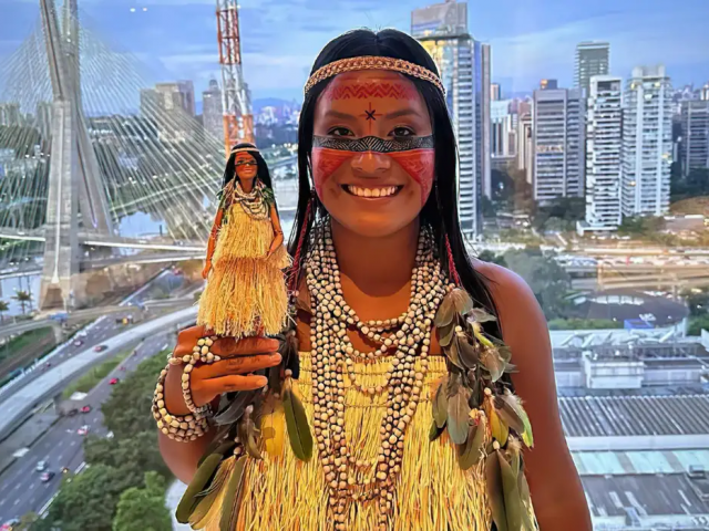 Indígena brasileira Maira Gomez, da etnia Tatuyo, no Amazonas, foi reproduzida em uma Barbie.