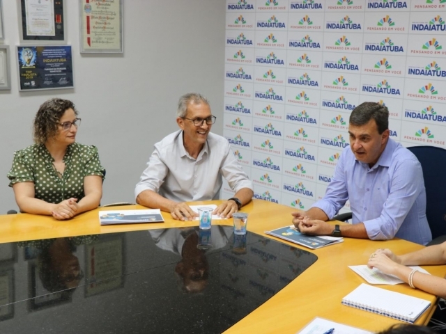 Prefeito durante a coletiva do lado do Secretário de Governo, Sérgio Wolf. Também conta com a Andresa Fernandes e a Anita Parizzi