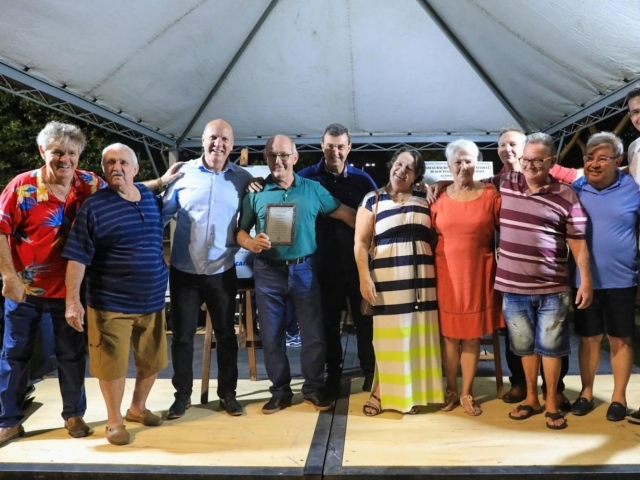 Prefeito Nilson Gaspar reúne a família do homenageado para entrega do espaço