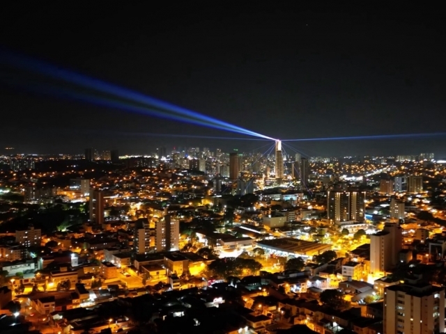 Feixes de laser colorido foram avistados até mesmo de cidades vizinhas