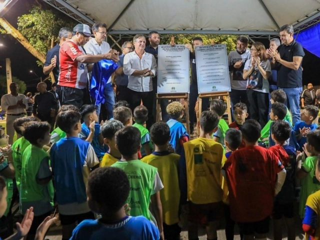 Prefeito Nilson Gaspar, secretário de Esportes Marquinhos, vereadores municipais e a família do homenageado reunido durante a cerimônia