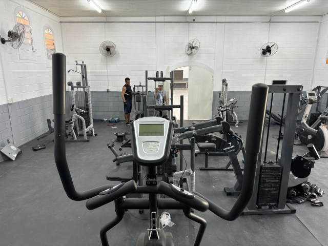 Sala da academia de musculação recebendo os últimos preparativos para a entrega à população