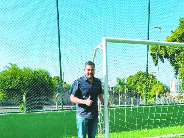 Vereador Leandro Pinto no campo da Vila Castelo Branco, já revitalizado e entregue a população