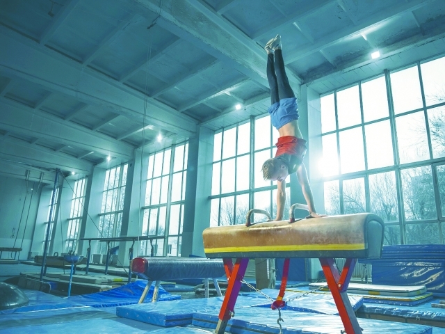 A ginástica artística tem diferentes tipos de provas, como solo e salto sobre a mesa
