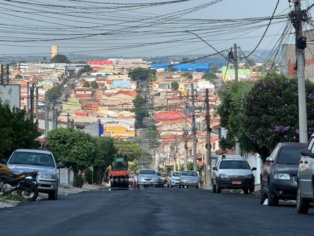Rua Adélia Philomena Mattioni é a quinta via a ser beneficiada com recapeamento, neste ano