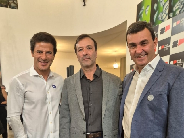 Deputado estadual Rogério Nogueira com o secretário de Desenvolvimento Urbano e Habitação, Marcelo Branco, e o prefeito de Indaiatuba, Nilson Gaspar