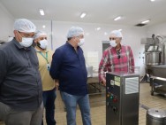 Autoridades municipais visitam a produção dos premiados produtos da Goldy Alimentos