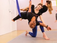 Aulas de tecido acrobático na terceira idade desenvolvem equilíbrio e mobilidade