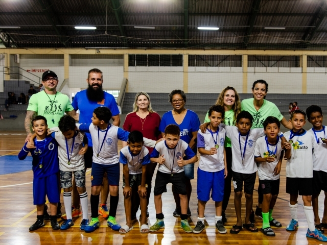 Premiadas as equipes vencedoras no futsal 4º anos dos Jogos Escolares