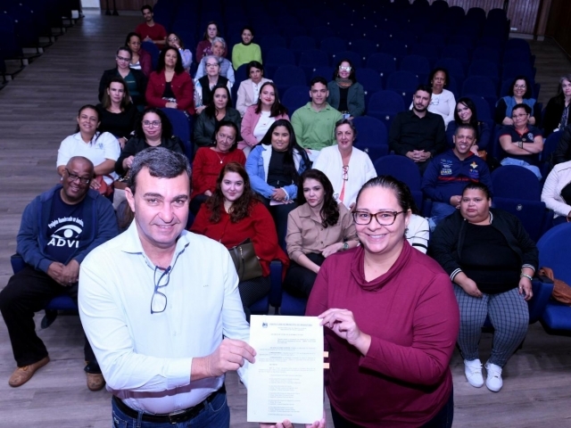 O Prefeito, Nilson Gaspar e a secretária de Assistência Social, Viviane Barnabé segurando o termo de posse dos novos membros