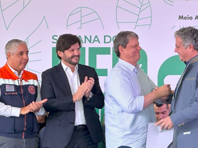 O prefeito Guilherme Gazzola recebeu o troféu diretamente das mãos do governador Tarcísio de Freitas