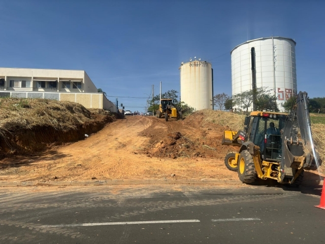 Máquinas da Secretaria de Obras e Vias Públicas trabalham na abertura do trecho de prolongamento de via