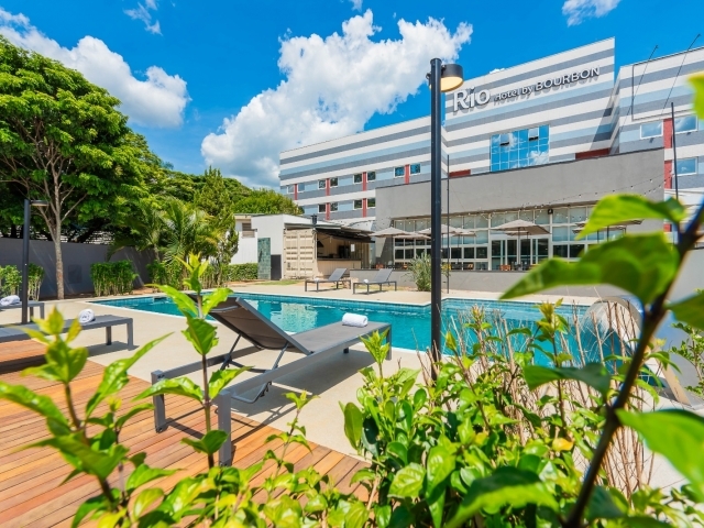 A piscina é uma das atrações do hotel para aproveitar dias ensolarados no período 