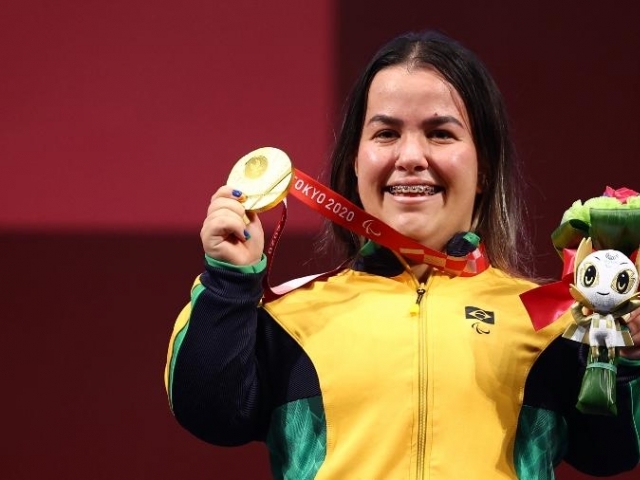 Mariana D'Andrea exibe medalha de ouro conquistada