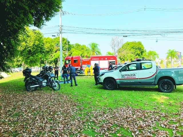 Mulher estava caminhando quando avistou o corpo de um homem boiando no córrego