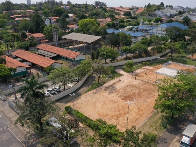 No Parque Residencial Indaiá, a praça está localizada ao lado da Escola Estadual Prof. Carlos Tancler.