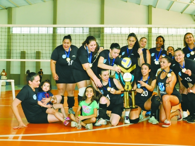 As meninas do QV Ball foram coroadas as campeãs do vôlei municipal 