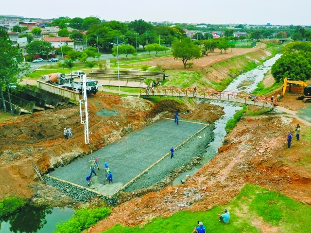 Secretaria de Obras e Vias Públicas trabalha na base da travessia de aduelas que será implantada no local