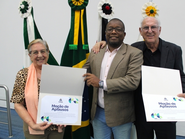 Vereador Denilton entrega Moção de Aplausos em homenagem aos professores