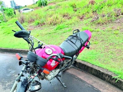 Homem é socorrido pela esposa após batida entre moto e carro