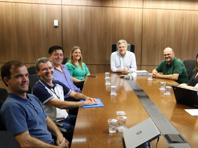 Guilherme Gazzola e as autoridades presentes na reunião