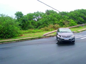 Motorista colide contra poste, derruba estrutura e causa interdição em avenida 