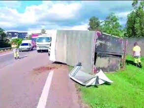 Caminhão tomba após sofrer 