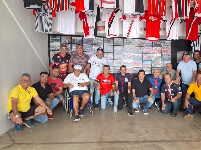 Inauguração do mural contou com a presença de pessoas ligadas ao clube e à Prefeitura 