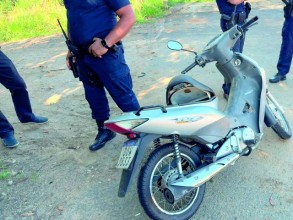 Motociclista fica ferido após colidir contra ônibus