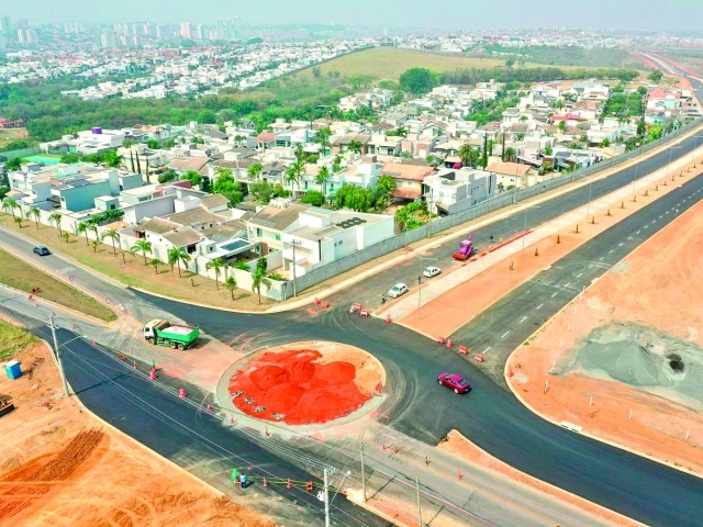 A extensão da av. Domingos Ferrarezi complementou o projeto do anel viário, desafogando o trânsito no Parque Ecológico 