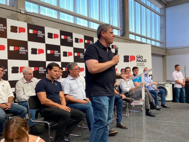 Governador Tarcísio de Freitas discursa durante inauguração da Escola Estadual do Campo Bonito