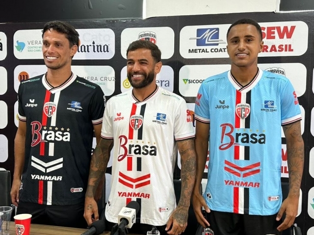 Henan (esq.), Caiçara (meio) e João Victor (dir.) posam com a nova camisa para a temporada