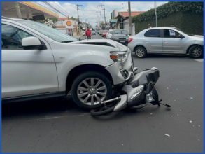 Carro não respeita sinalização e atropela moto na Rua Cerqueira César